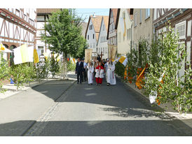 Fronleichnamsprozession durch die Straßen von Naumburg (© Karl-Franz Thiede)